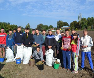 Студенти першого курсу факультету лісового та садово-паркового господарства заклали плантацію з ведмежого горіха