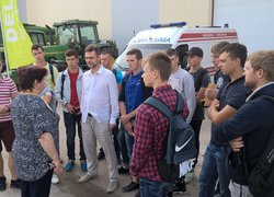 Керівник освітнього центру компанії ЕЛЬВОРТІ  під час спілкування зі студентами
