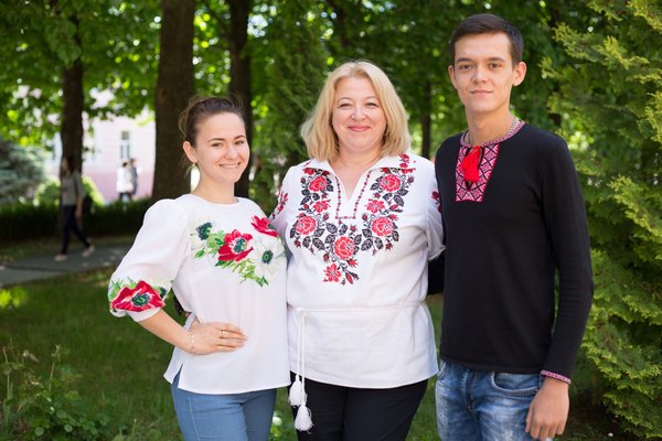 Нас єднає вишиванка