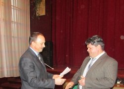 Директор коледжу Потабенко О.А. вручає грамоту переможцю конкурсу «Викладач року – 2014» в номінації «Перший з перших» Олійнику О.А.