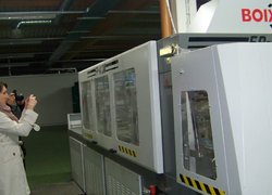 Людмила Худік фільмує автомат для виготовлення картонної тари