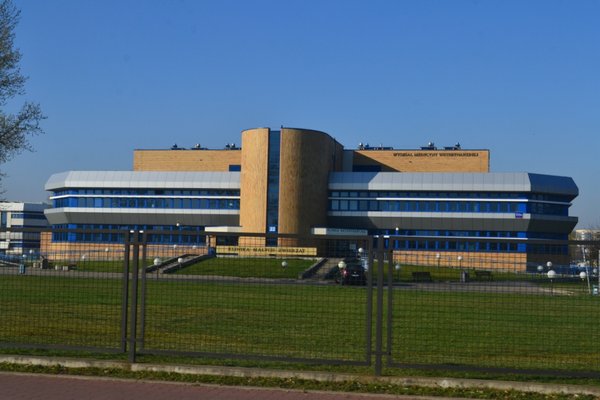 Модерні навчальні корпуси університетського містечка Варшавського природничого університету