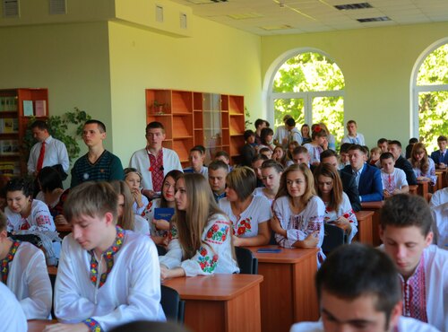 Першокурсникам факультету економіки і підприємництва вручили головний документ студента