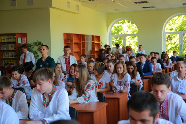 Першокурсникам факультету економіки і підприємництва вручили головний документ студента