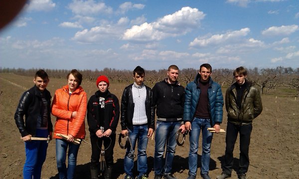 Студенти 11-ЗМ групи, які взяли участь у розбивці площі під сад