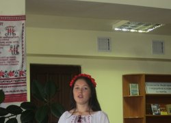 Шовковими нитками долю вишивала