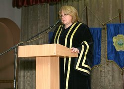 Ректор університету Непочатенко О.О. вітає випускникуів магістрів Уманського НУС