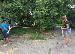 Анна Чередник, аспірантка кафедри агрохімії та ґрунтознавства й Ігор Кіяніченко, студент другого курсу факультету агрономії, готують обладнання для визначення урожайності культур на 2019 рік
