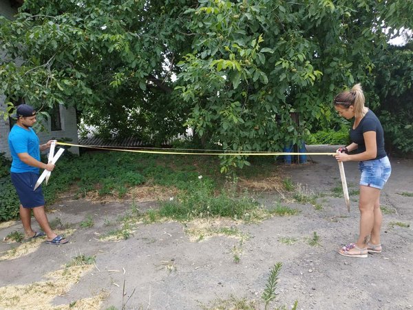 Анна Чередник, аспірантка кафедри агрохімії та ґрунтознавства й Ігор Кіяніченко, студент другого курсу факультету агрономії, готують обладнання для визначення урожайності культур на 2019 рік