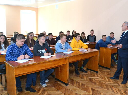 Ті, хто заворожує серця студентів професійністю та любов’ю до справи: Дню вчителя присвячується