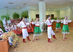 А на наших вечорницях хто сумний – розвеселиться!