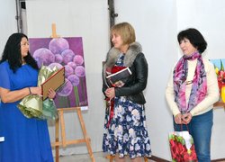 Земля сміється квітами на полотнах університетської мисткині