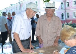 Відбулася традиційна, неофіційна в умовах воєнного стану, зустріч випускників університету минулих років.
