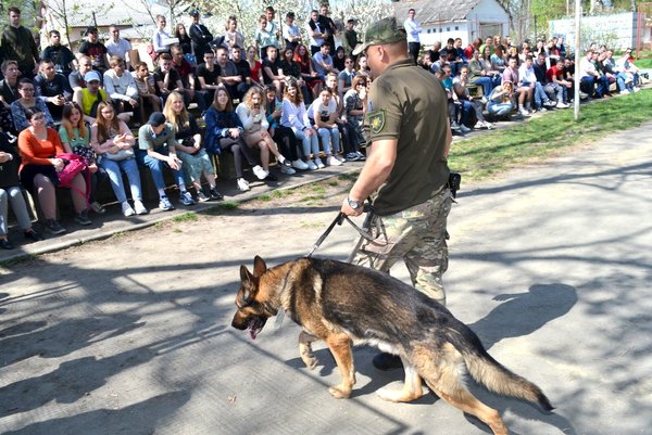 Колектив Уманського НУС познайомився з роботою поліцейських кінологів та їхніх вихованців 