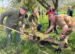 «Шевченко єднає Україну»: Керівництво Уманського НУС долучилось до висаджування дубів Кобзаря