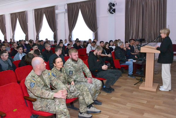 Студенти та викладачі Уманського національного університету зустрілися з представниками батальйону «Вовки Да Вінчі» та 59 ОШБр 