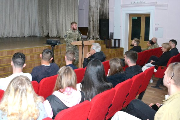 Студенти та викладачі Уманського національного університету зустрілися з представниками батальйону «Вовки Да Вінчі» та 59 ОШБр 