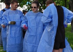 Студенти Уманського національного університету пофарбували дитячі майданчики в мікрорайоні ДОСи
