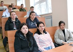 Як протидіяти ворогу: Студентам Уманського НУС розповіли про загрози під час війни та відповідальність перед законом
