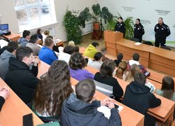 Як протидіяти ворогу: Студентам Уманського НУС розповіли про загрози під час війни та відповідальність перед законом