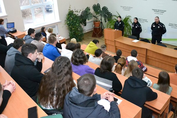 Як протидіяти ворогу: Студентам Уманського НУС розповіли про загрози під час війни та відповідальність перед законом
