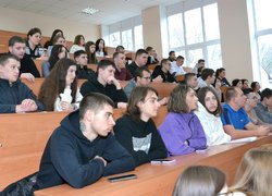 Як протидіяти ворогу: Студентам Уманського НУС розповіли про загрози під час війни та відповідальність перед законом