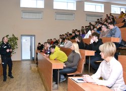 Як протидіяти ворогу: Студентам Уманського НУС розповіли про загрози під час війни та відповідальність перед законом