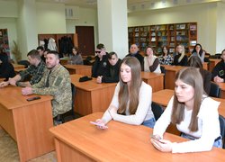 Поезія війни: Студенти та викладачі факультету менеджменту провели літературну зустріч