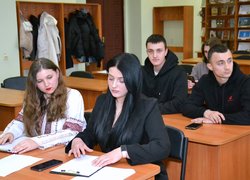 Поезія війни: Студенти та викладачі факультету менеджменту провели літературну зустріч