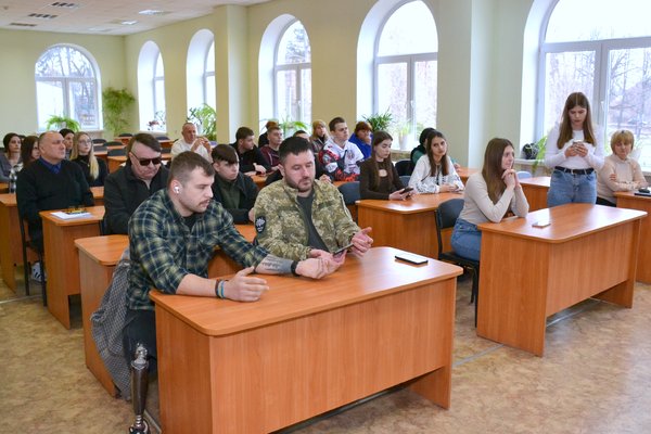 Поезія війни: Студенти та викладачі факультету менеджменту провели літературну зустріч