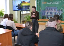 Поезія війни: Студенти та викладачі факультету менеджменту провели літературну зустріч