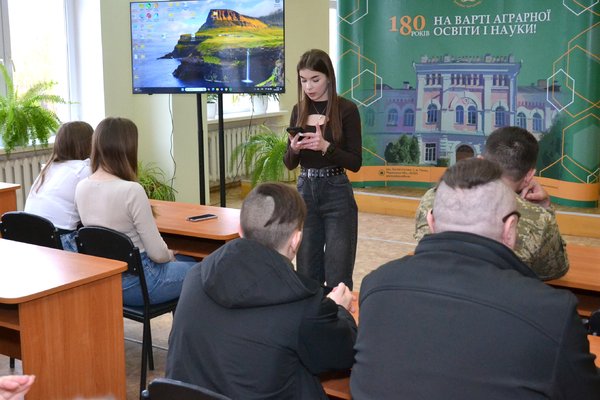 Поезія війни: Студенти та викладачі факультету менеджменту провели літературну зустріч