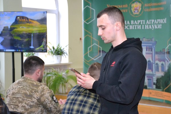 Поезія війни: Студенти та викладачі факультету менеджменту провели літературну зустріч
