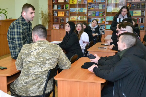 Поезія війни: Студенти та викладачі факультету менеджменту провели літературну зустріч