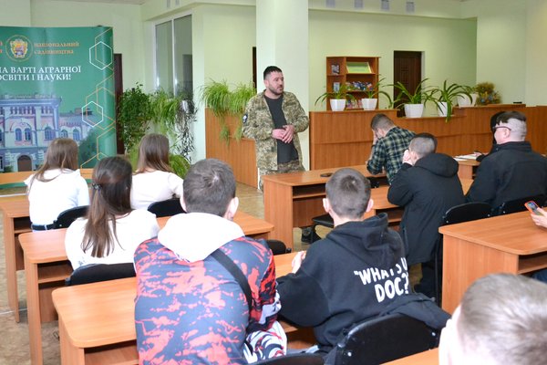 Поезія війни: Студенти та викладачі факультету менеджменту провели літературну зустріч