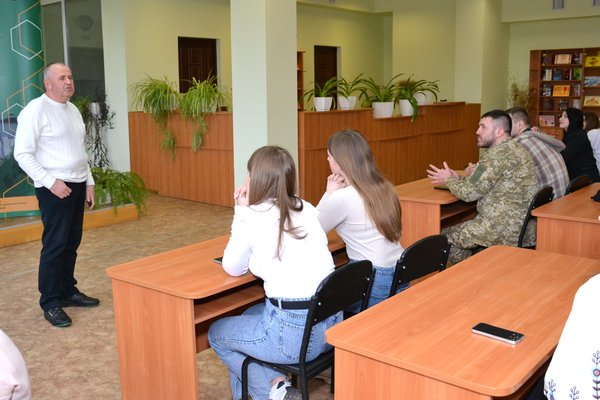 Поезія війни: Студенти та викладачі факультету менеджменту провели літературну зустріч