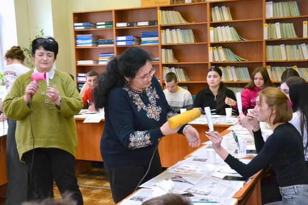 «Мистецтво крізь призму війни»: В Уманському національному університеті відбувся майстер-клас з розмальовування гільз