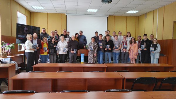 «ДЕСЬ НА ПІДСТУПАХ ДО мОСКВИ»: В Уманському НУ презентували збірку поета і військового Сергія БІДНЯЧУКА
