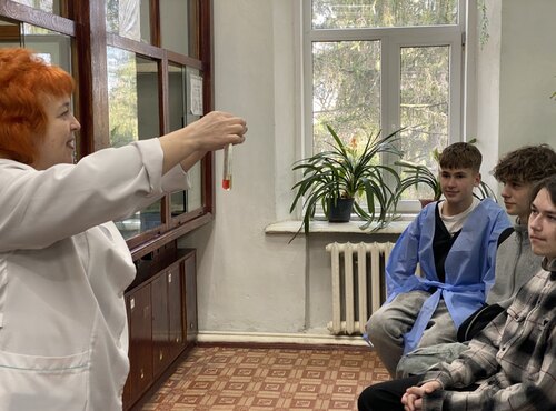 Восьмикласники Уманського ліцею № 1 досліджували класи неорганічних сполук на кафедрі біології УНУС