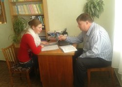 Доцент Мельник В'ячеслав Вікторович консультує студентку 52 -ом групи Людмилу Поліщук