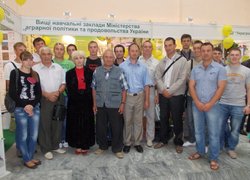 Керівники та співробітники університету на виставці
