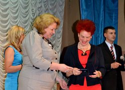 Ректор Олена Олександрівна вручає орден Патріот України Грицаєнко Зінаїді Мартинівні – доктору с.-г. наук, професору, члену-кореспонденту, академіку, заслуженому діячеві науки і техніки України, завідувачу кафедри біології